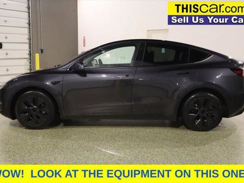 Used 2024 Tesla Model Y Long Range AWD/4WD image 4