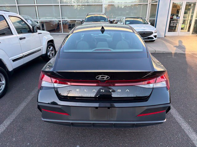 Certified 2025 Hyundai Elantra SE FWD image 14