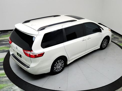 Used 2018 Toyota Sienna XLE image 36