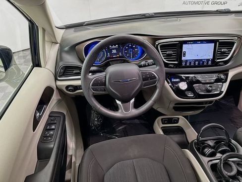 Used 2018 Chrysler Pacifica Touring Plus w/ Tire & Wheel Group FWD image 21
