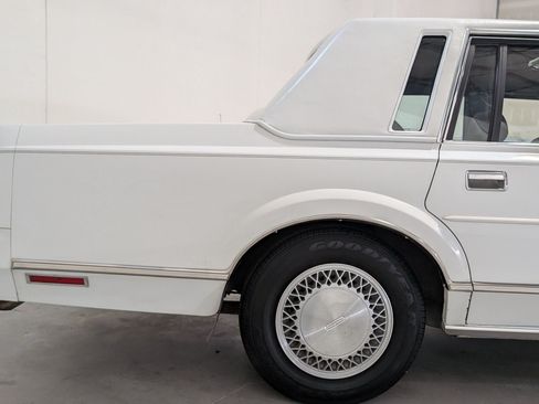 Used 1988 Lincoln Town Car RWD image 33