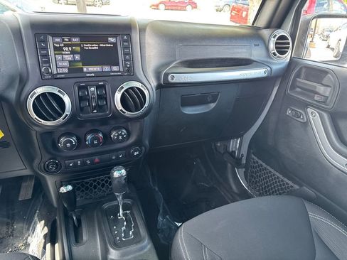 Used 2017 Jeep Wrangler Unlimited Rubicon w/ Connectivity Group AWD/4WD image 33