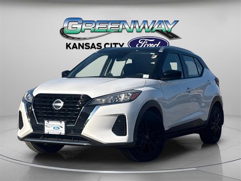 Used 2023 Nissan Kicks SV image 3