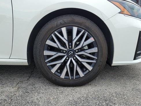 Used 2025 Nissan Altima 2.5 SV FWD image 9