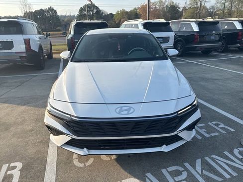 Used 2025 Hyundai Elantra SE image 2