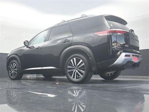 Used 2025 Nissan Pathfinder Platinum w/ Black Appearance Package image 31