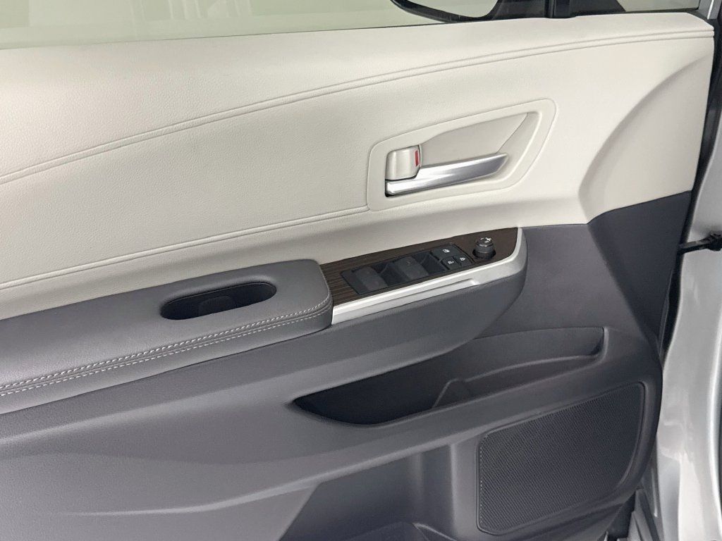 Used 2022 Toyota Sienna XLE FWD image 21