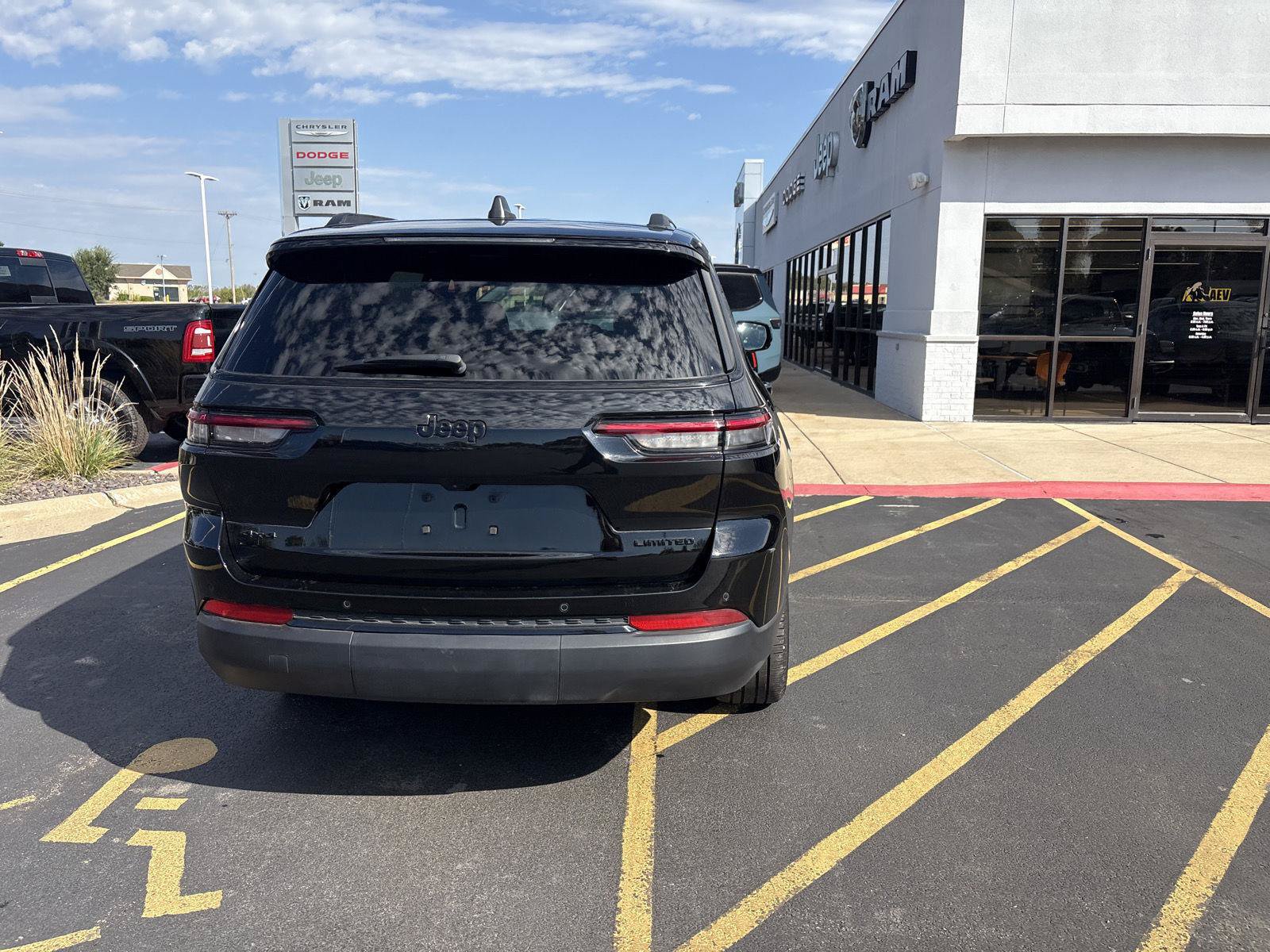 Used 2025 Jeep Grand Cherokee L Limited w/ Black Appearance Package AWD/4WD image 6