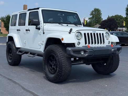 Used 2018 Jeep Wrangler Unlimited Sahara AWD/4WD image 2