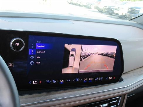Used 2025 Chevrolet Suburban High Country AWD/4WD image 19