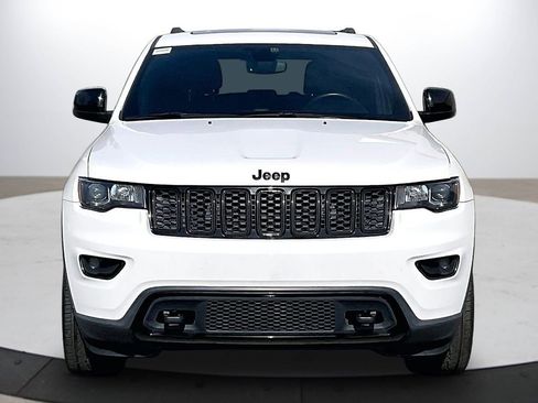 Used 2019 Jeep Grand Cherokee Laredo image 3