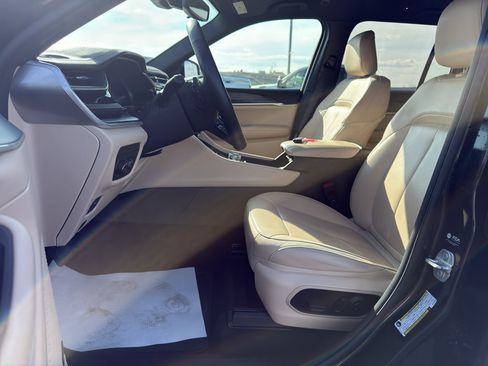 Certified 2024 Jeep Grand Cherokee Limited w/ Trailer Tow Package image 9