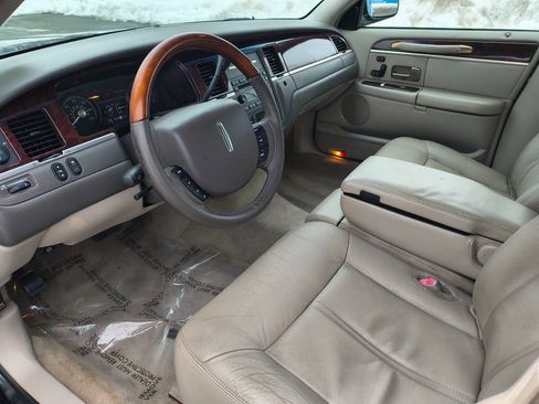 Used 2009 Lincoln Town Car Signature Limited image 9