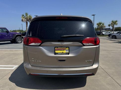 Used 2017 Chrysler Pacifica Limited FWD image 6