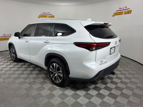 Used 2023 Toyota Highlander XLE FWD image 3