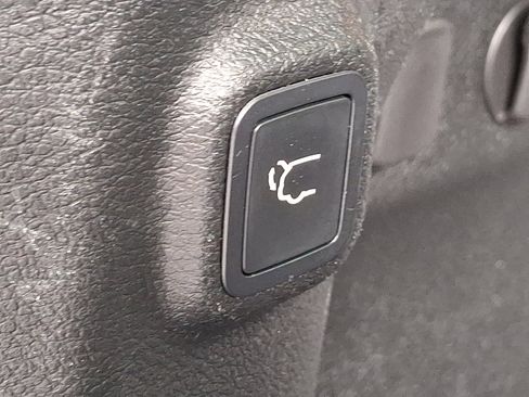 Certified 2019 Jeep Cherokee Limited w/ Technology Group AWD/4WD image 30