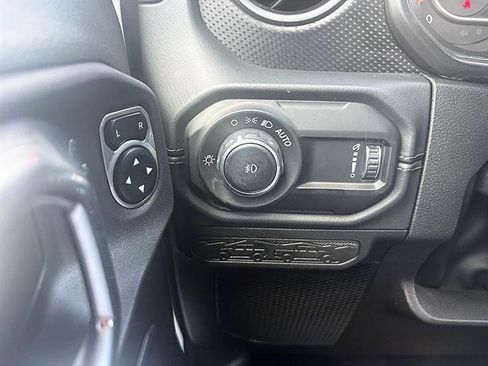 Used 2026 Jeep Wrangler Unlimited Rubicon AWD/4WD image 17
