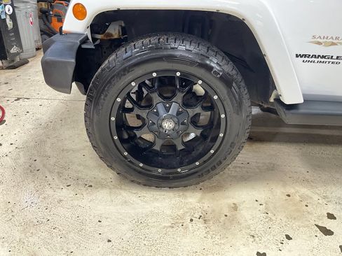 Used 2014 Jeep Wrangler Unlimited Sahara w/ Connectivity Group AWD/4WD image 10