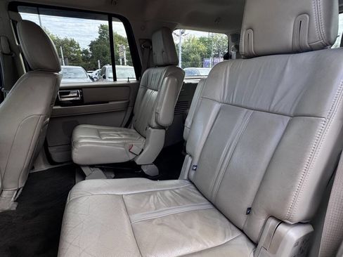 Used 2016 Lincoln Navigator Select image 13