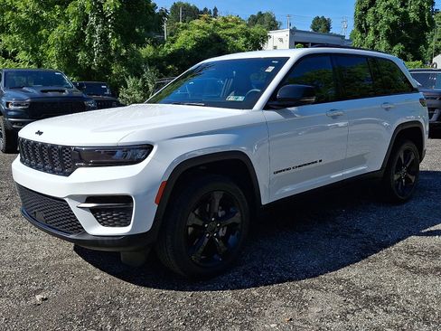 Certified 2023 Jeep Grand Cherokee Altitude AWD/4WD image 3