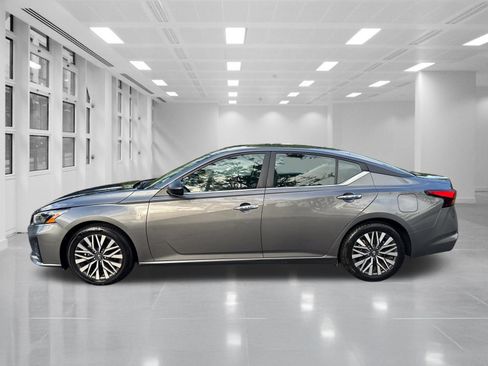 Used 2024 Nissan Altima 2.5 SV FWD image 8