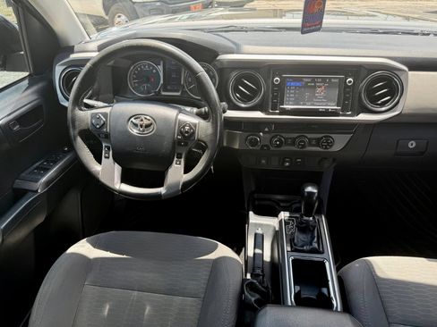 Used 2018 Toyota Tacoma SR5 AWD/4WD image 17
