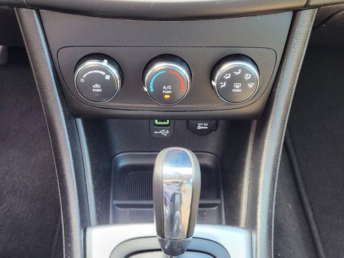 Used 2014 Dodge Avenger SE FWD image 18