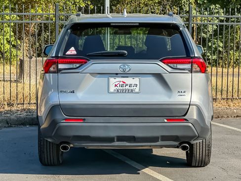 Used 2025 Toyota RAV4 XLE AWD/4WD image 4