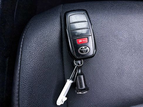 Used 2024 Toyota Corolla Cross XLE w/ Convenience Package AWD/4WD image 26