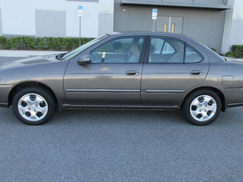 Used 2004 Nissan Sentra S image 2