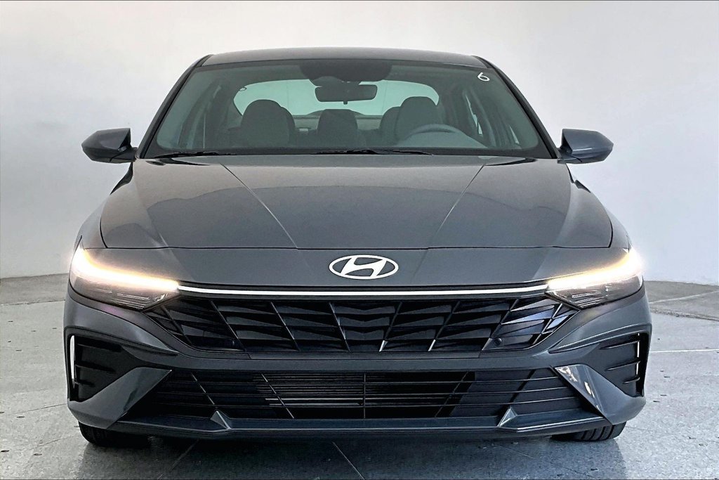 Used 2026 Hyundai Elantra SE FWD image 3
