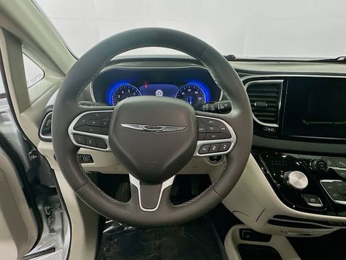 Certified 2024 Chrysler Pacifica Touring-L image 18