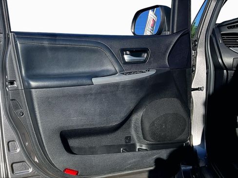 Certified 2017 Toyota Sienna SE Premium FWD image 21