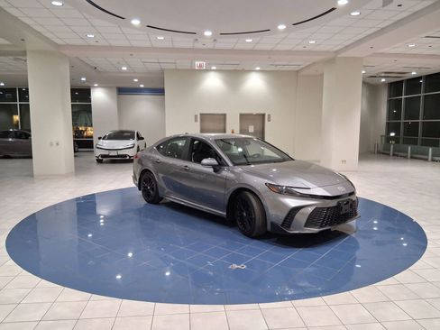 Used 2025 Toyota Camry SE w/ Convenience Package image 10