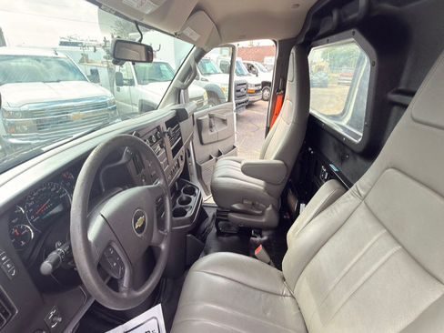 Used 2018 Chevrolet Express 2500 w/ Driver Convenience Package RWD image 30