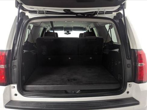 Used 2018 Chevrolet Suburban LS RWD image 19
