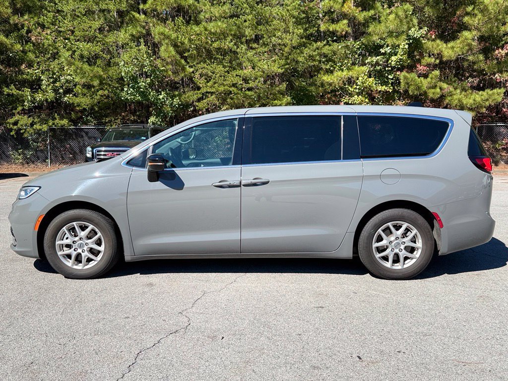 Used 2025 Chrysler Pacifica Select FWD image 4