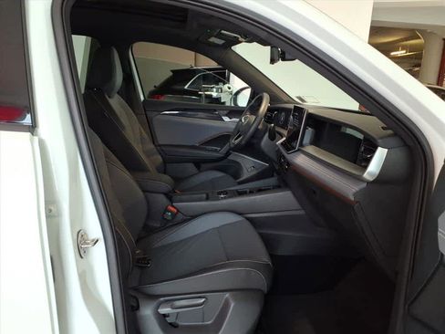 Used 2025 Volkswagen Tiguan SE R-Line image 21