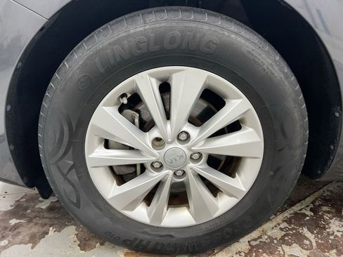 Used 2017 Kia Sedona LX w/ LX Essentials Premium Package image 27