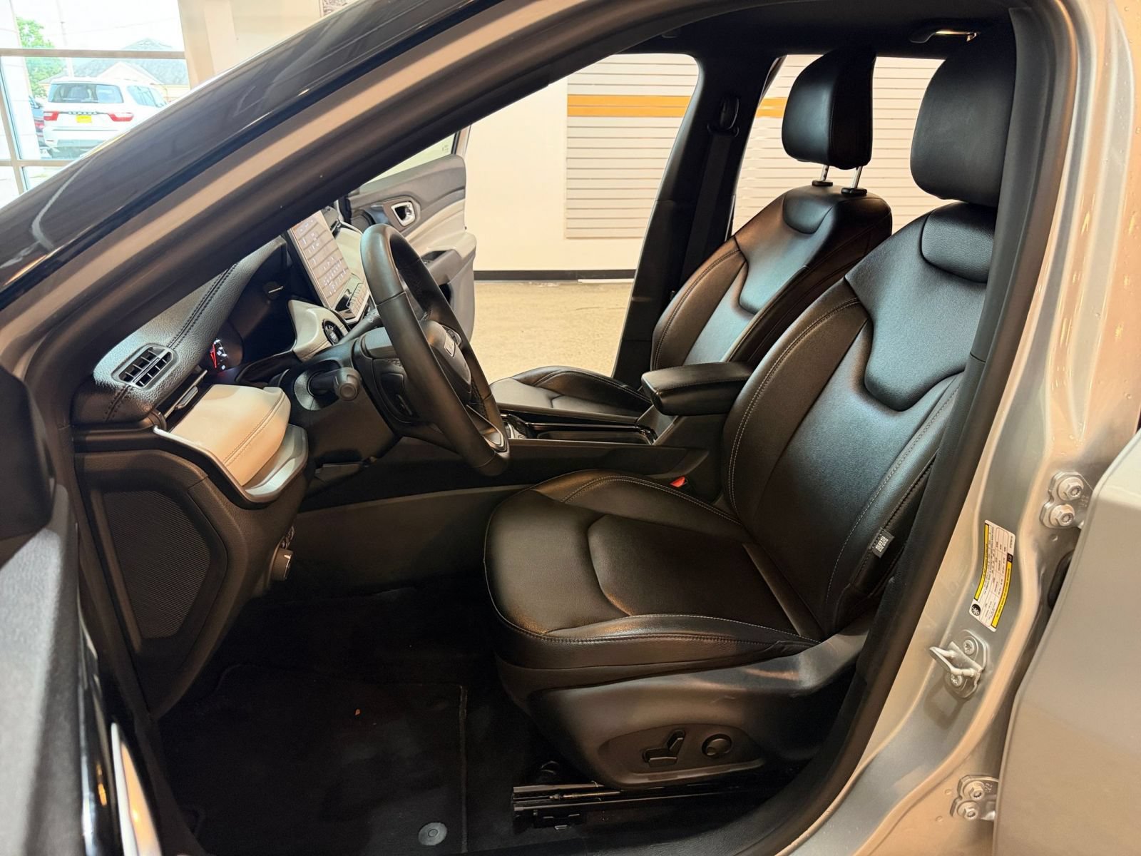 Used 2025 Jeep Compass Limited AWD/4WD image 26