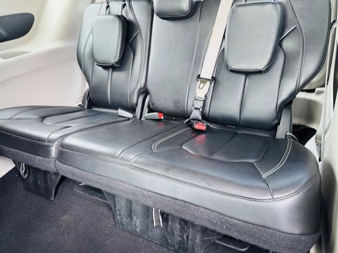 Used 2023 Chrysler Pacifica Touring-L image 28