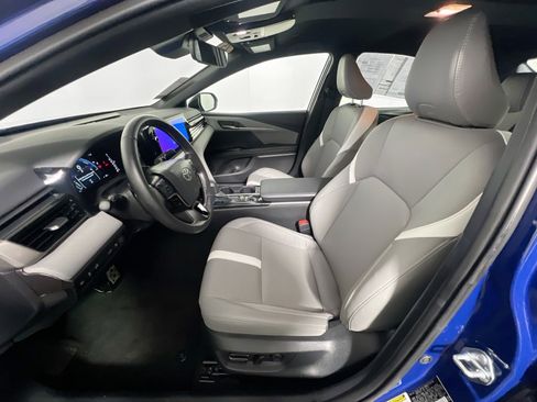 Used 2025 Toyota Camry SE image 14