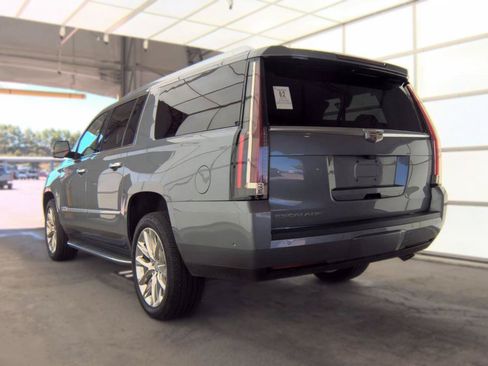 Used 2019 Cadillac Escalade ESV Luxury AWD/4WD image 4
