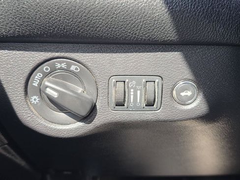 Used 2015 Dodge Challenger SXT RWD image 10