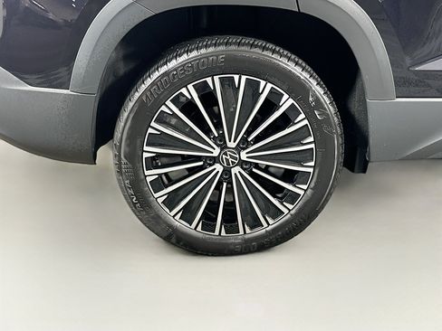 Used 2025 Volkswagen Taos SE FWD image 11
