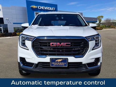 Used 2024 GMC Terrain SLE image 3