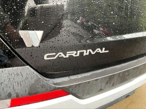 Used 2025 Kia Carnival FWD image 23