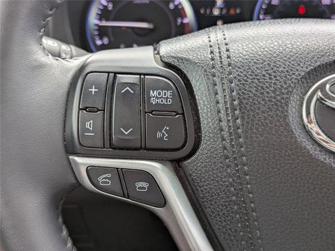 Used 2016 Toyota Highlander XLE FWD image 32