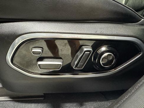 Used 2023 Jeep Grand Cherokee Overland w/ Luxury Tech Group IV AWD/4WD image 20