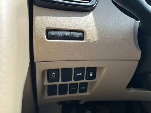 Used 2018 Nissan Rogue SV FWD image 18